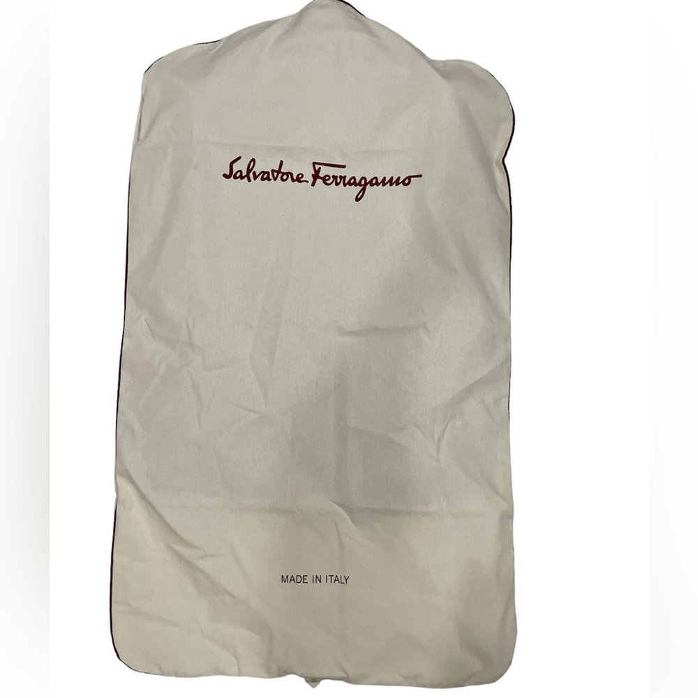 Salvatore Ferragamo
Garment/Suit dust proof Bag
